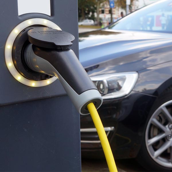 Elektroauto beim Laden an einer Wallbox – E-Mobility Lösung für intelligentes und effizientes Laden