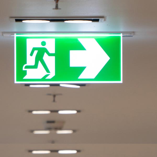 Fluchtweg- und Sicherheitsbeleuchtung an der Decke – Notbeleuchtung gemäß ÖVE/ÖNORM und Arbeitsstättenverordnung